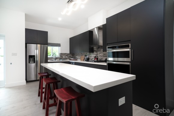 ACROSS FROM BEACH--SOUTH SOUND--3BED/3.5BATH TOWNHOUSE--FENCED YARD--THE MANTRAS