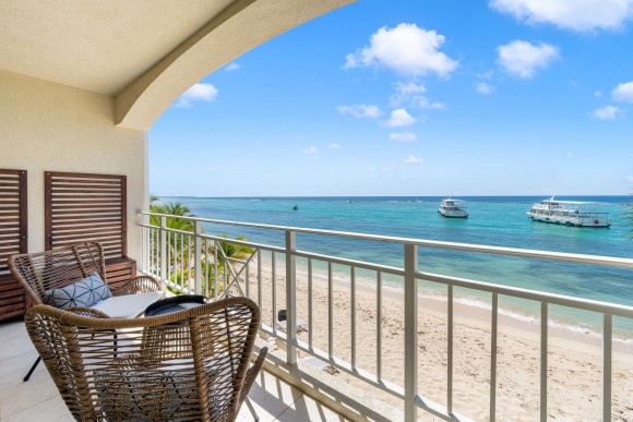 Beat The Traffic - Beautiful Beachfront Maisonette With Garage Parking