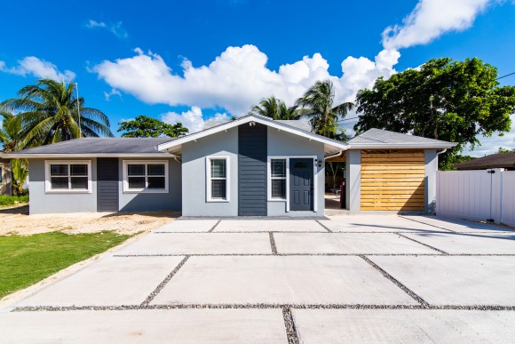 IMMACULATE SAVANNAH THREE BED HOME WITH POOL AND TWO RENTAL UNITS