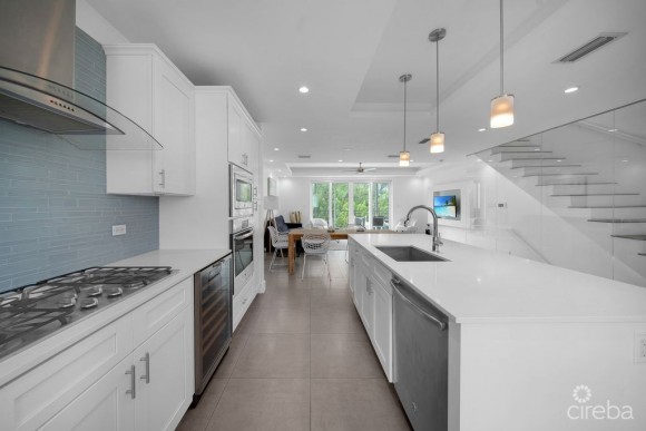 SOUTH BAY ESTATES - 4 BED TOWNHOME WITH EXCEPTIONAL FLOOR PLAN